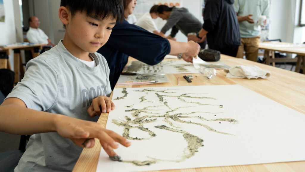 ART×SCIENCE アウトリーチ型ワークショップ 企画者レポート 「浮かぶ海底、動く絵の具」の記事へのリンク